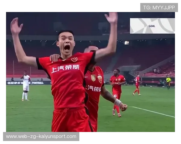 上海申花拉唐突破禁区送出传中，打造绝妙进攻利器