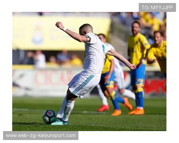 尤文卡瓦利亚中场长驱直入后劲射建功：一个虚拟球员的训练与启示