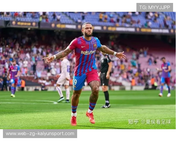 巴萨中路连点配合，德佩停球一脚抽射破门